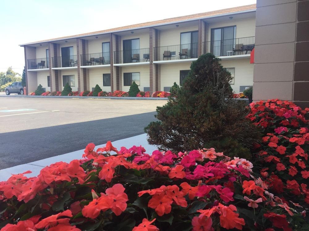 Red Roof Inn & Suites Newport - Middletown, Ri Екстер'єр фото