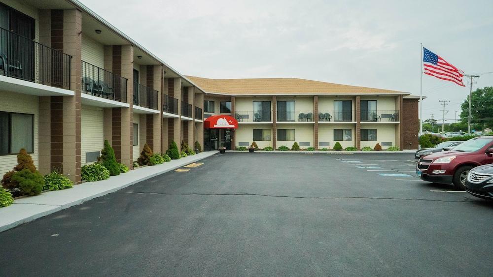 Red Roof Inn & Suites Newport - Middletown, Ri Екстер'єр фото