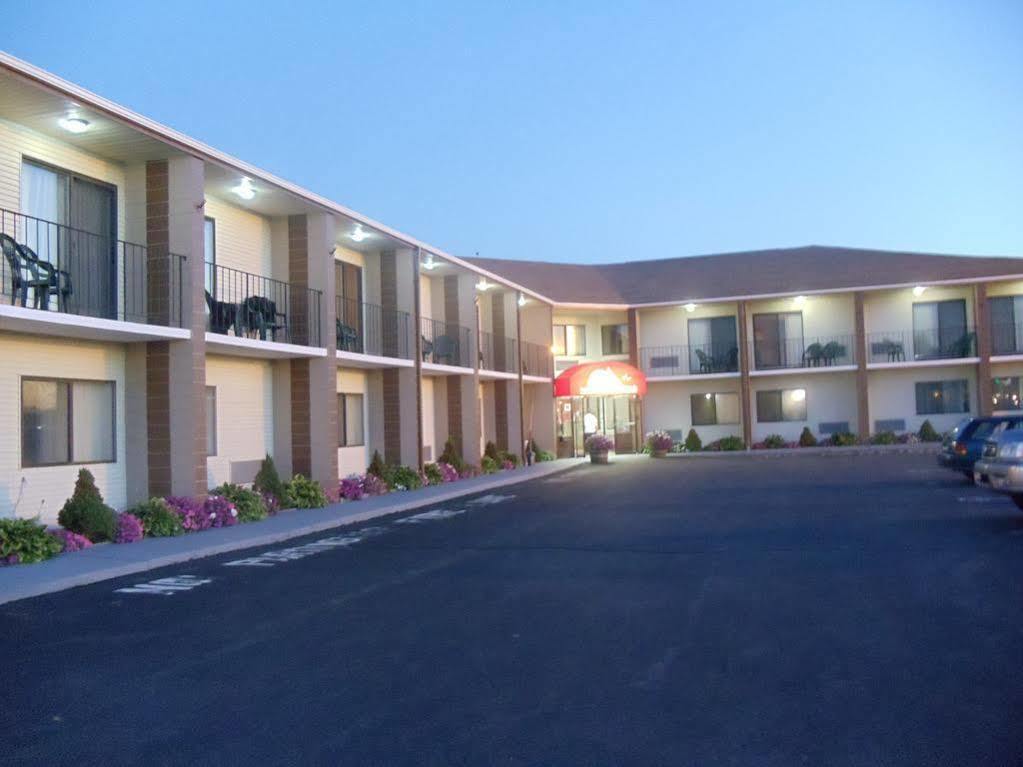 Red Roof Inn & Suites Newport - Middletown, Ri Екстер'єр фото